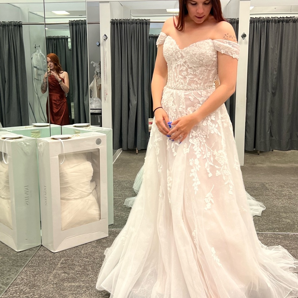 Elegant White Lace Gowns - image 5